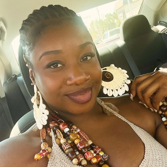 Large Cowrie Earrings - Picture 3 of 3